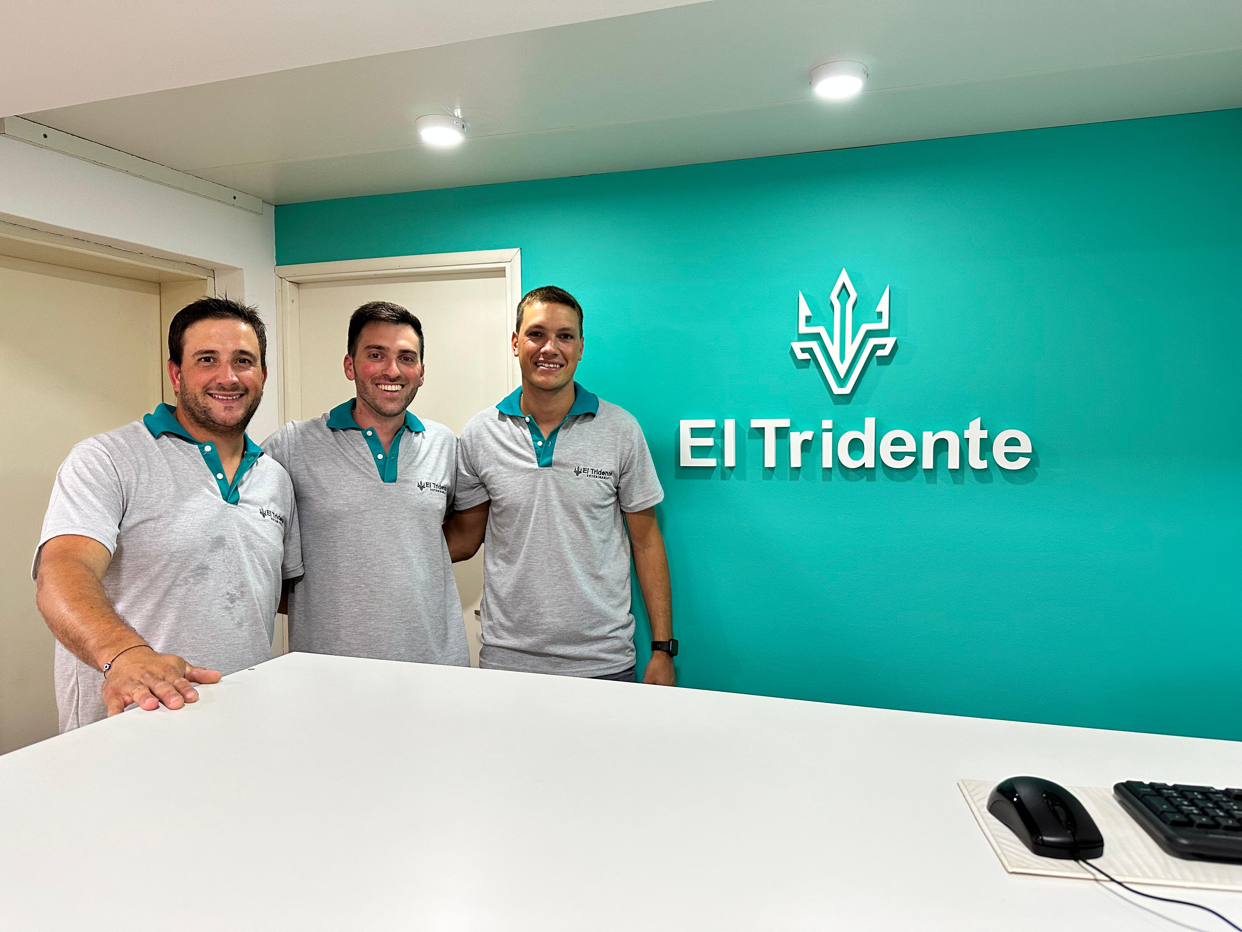 AMIGOS Y EMPRESARIOS – INAUGURACIÓN VETERINARIA EL TRIDENTE