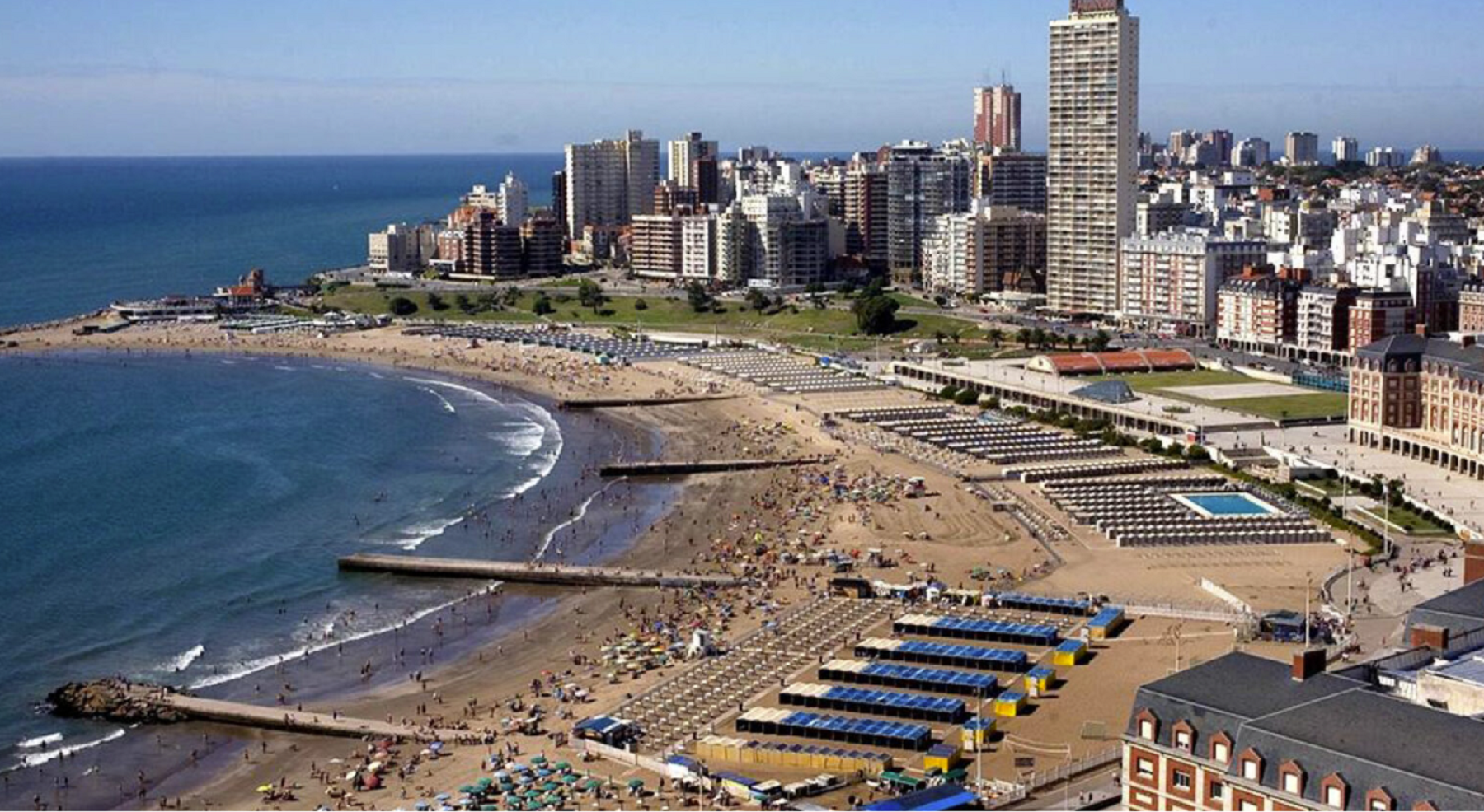 Reposeras, sombrillas y comida: cuánto sale un día de playa en Mar del Plata